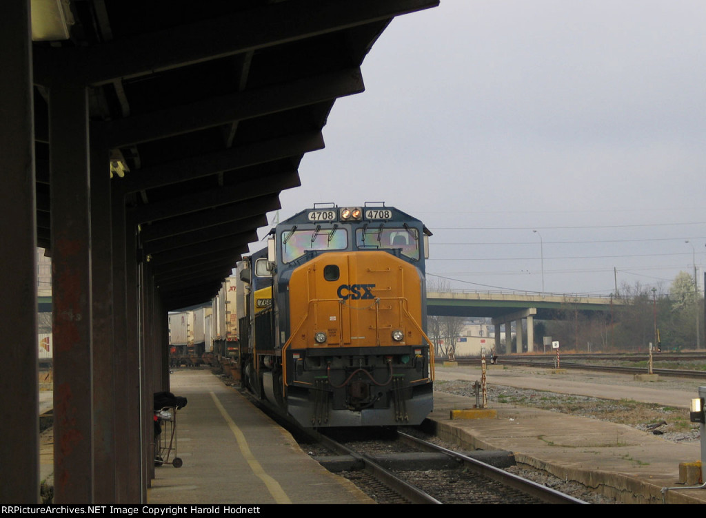 CSX 4708 brings a northbound intermodal train to a stop for a crew change